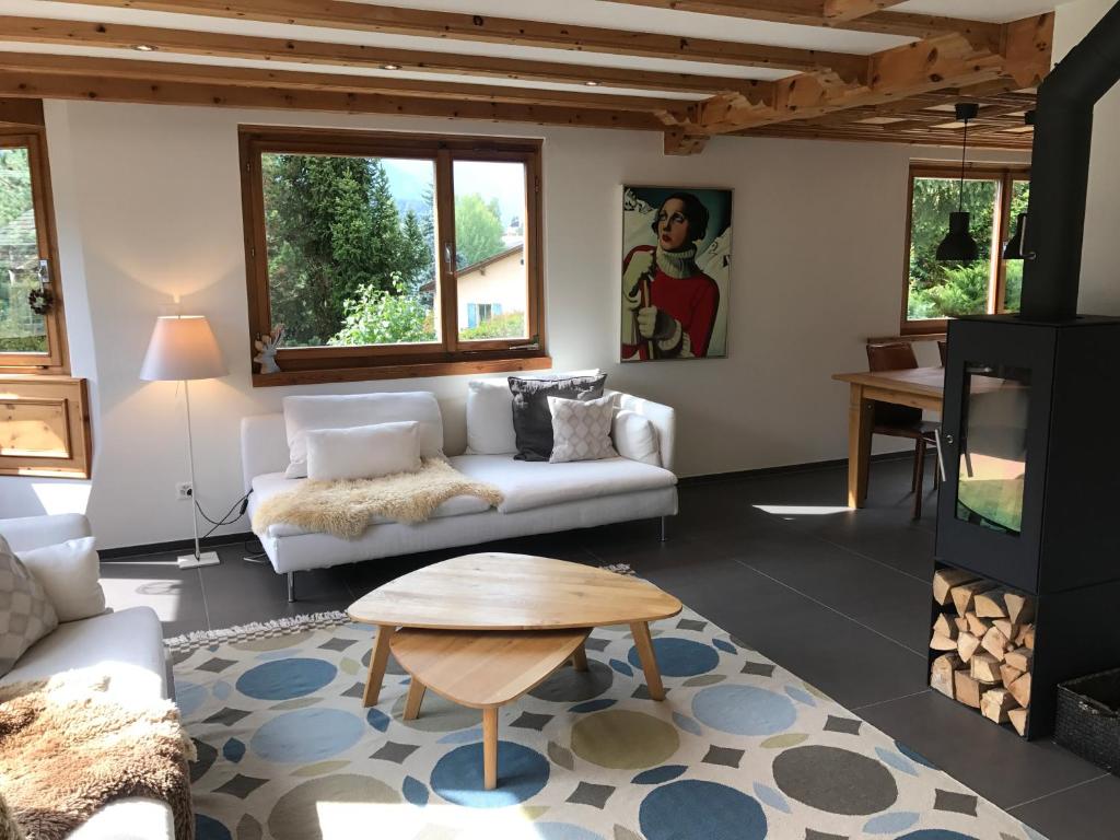 a living room with a couch and a table at Chasa Tusa 2 in Scuol