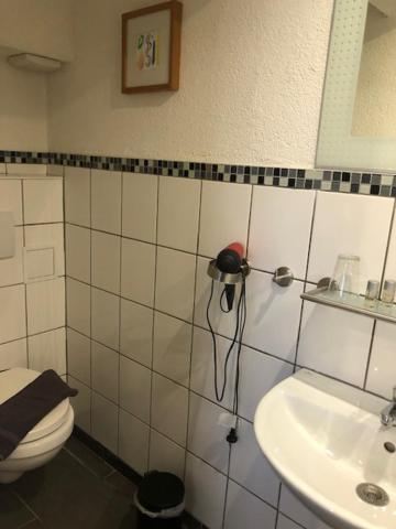 Koupelna v ubytování Hotel Saarland Lebach