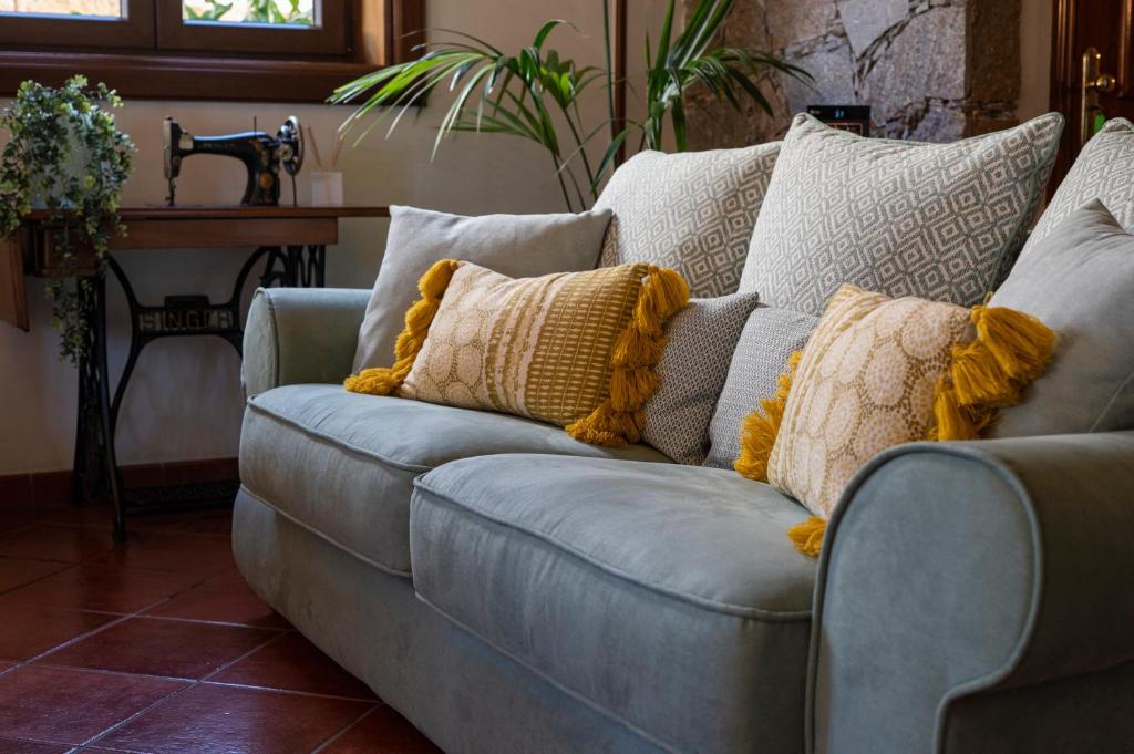 un sofá gris con almohadas en la sala de estar en Hotel El Tejar & Spa, en Vilaflor