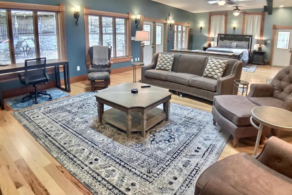 Hotel Rock House Suites Cave Side Suite, Eureka Springs, AR