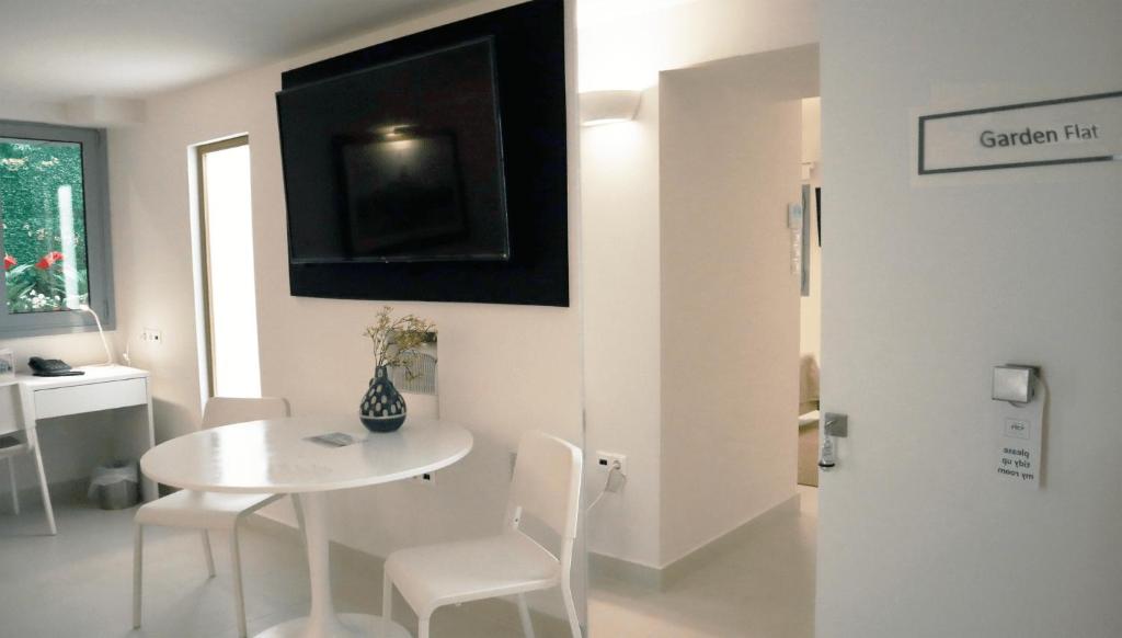 TV a/nebo společenská místnost v ubytování Gallery Suites & Residences Piraeus