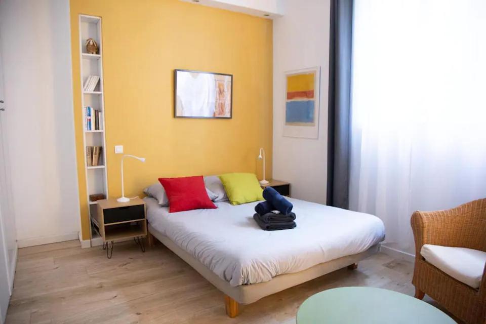 - une chambre avec un lit avec une personne assise dans l'établissement Studio petit LU, à Nantes
