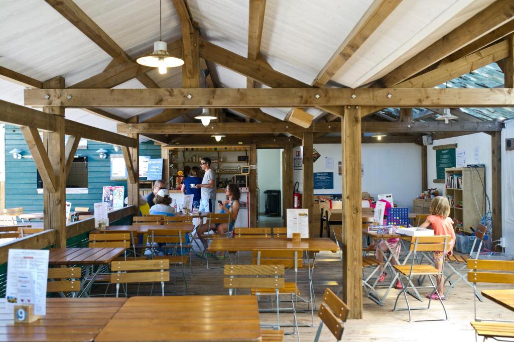 Restaurace v ubytování Huttopia Oléron Les Chênes Verts