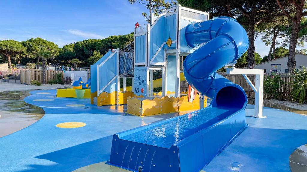 Bazén v ubytování Camping Le Suroit nebo v jeho okolí