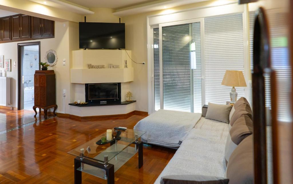 Televízia a/alebo spoločenská miestnosť v ubytovaní Villa Beta Sea View
