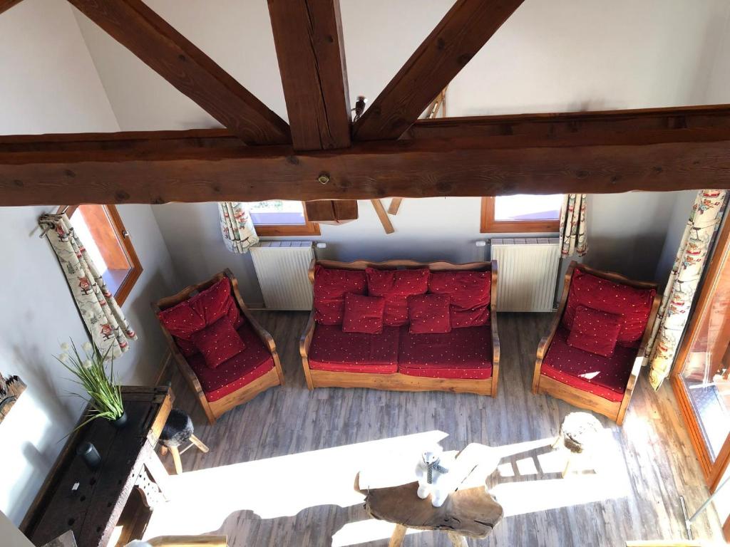 Chalet Valloire, 5 pièces, 10 personnes - FR-1-263-465 في فالوار: إطلالة علوية لغرفة ذات وسائد حمراء