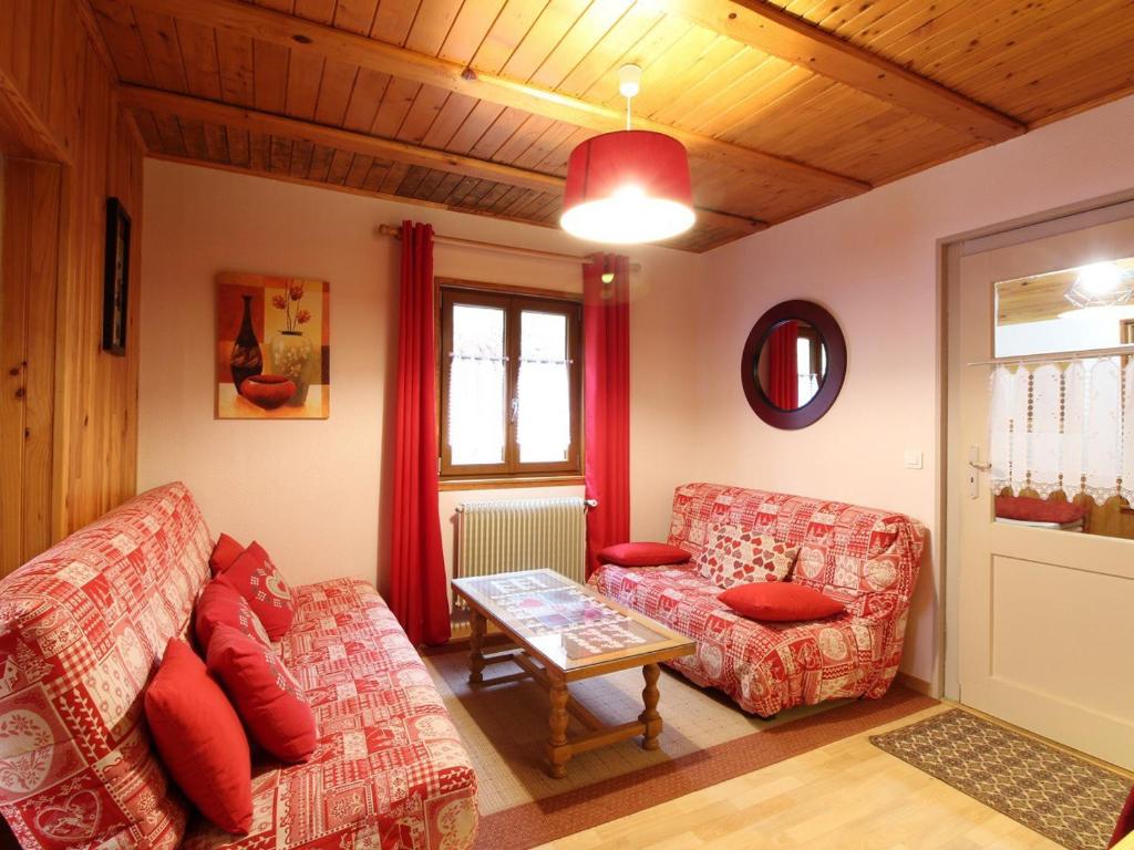 sala de estar con sofá y mesa en Maison Mont-Dore, 6 pièces, 8 personnes - FR-1-608-4, en Le Mont-Dore