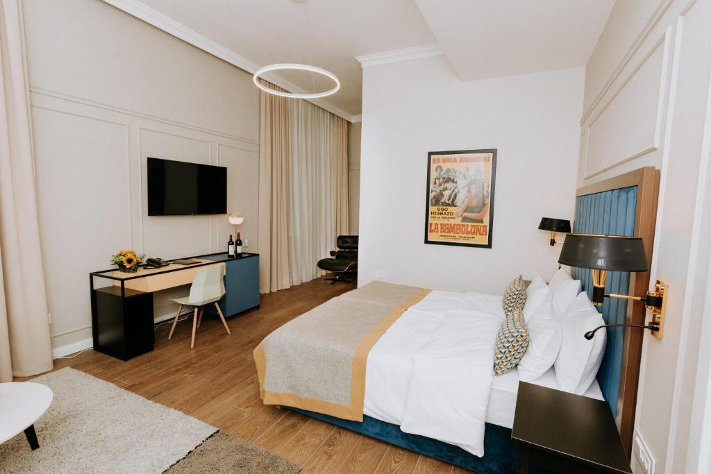 una camera d'albergo con un letto e una scrivania di Artist hotel a Subotica