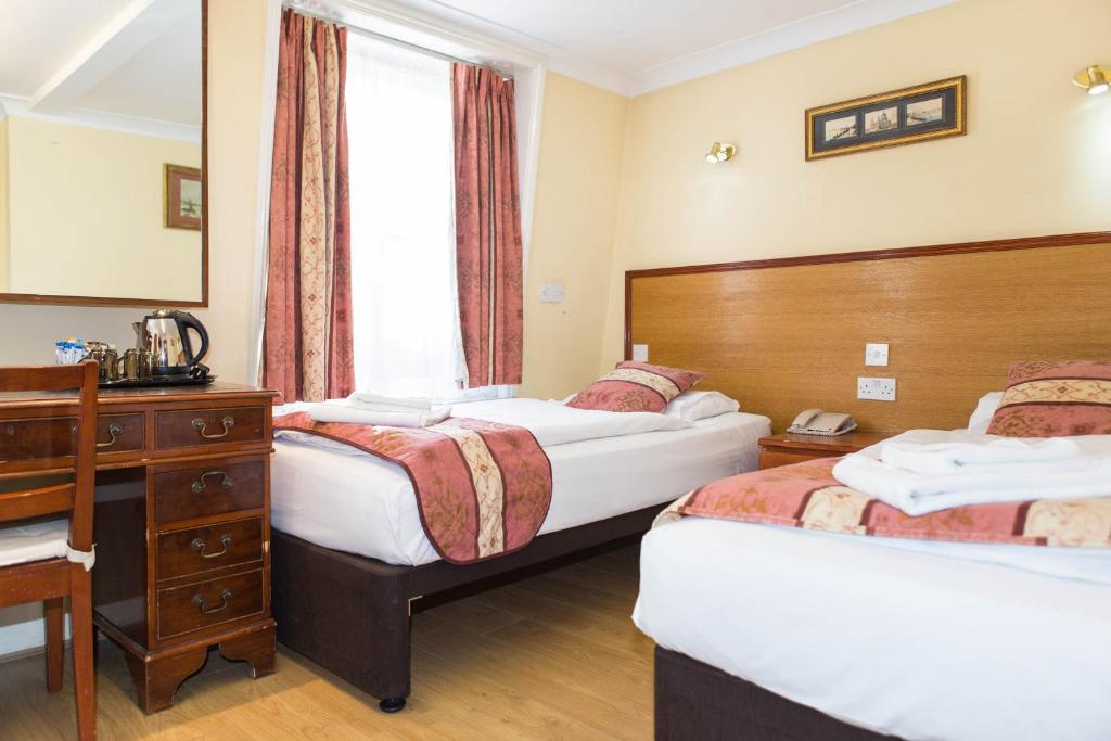 Postel nebo postele na pokoji v ubytování Shakespeare Hotel