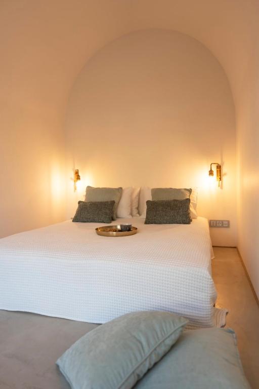 Postel nebo postele na pokoji v ubytování Naillac Elite Suites