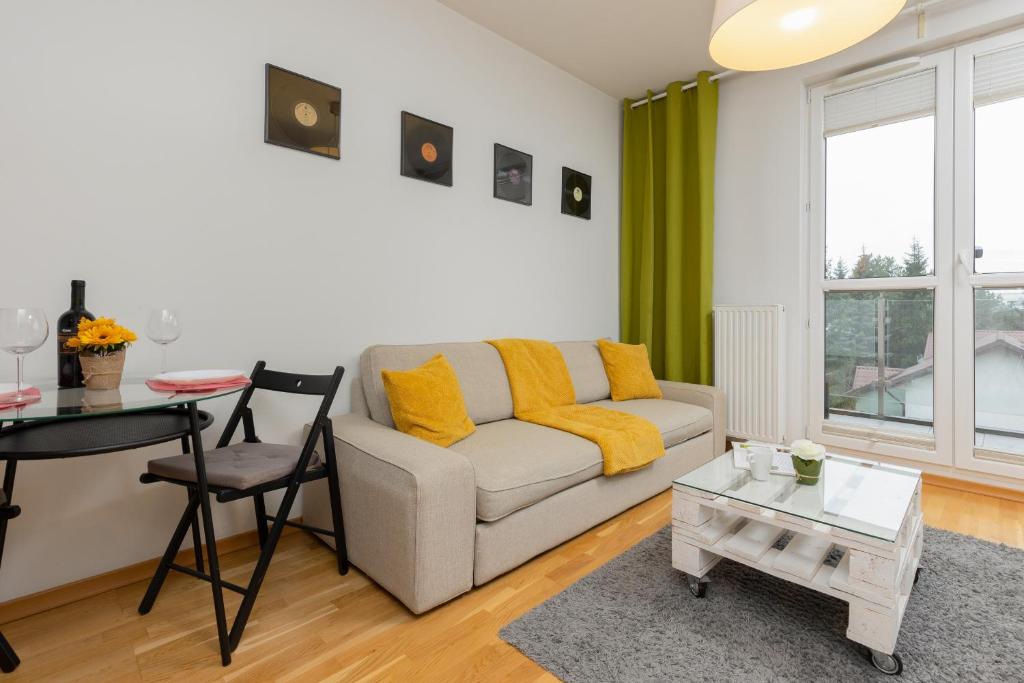 Posedenie v ubytovaní Warsaw Bemowo Modern Apartment Dywizjonu 303 by Noclegi Renters