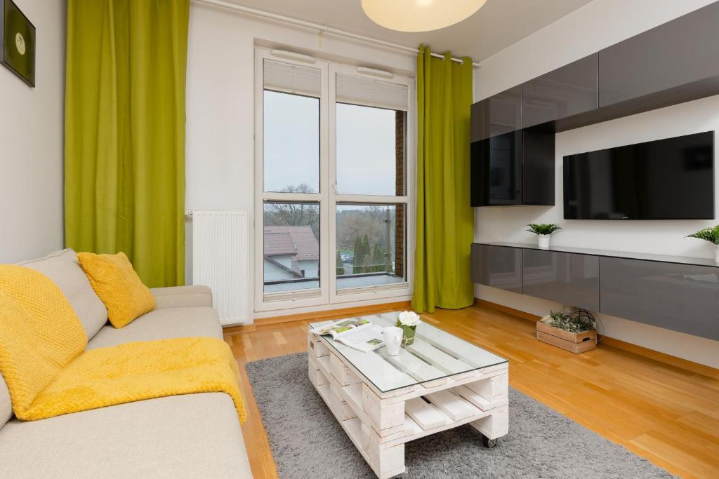 Televízia a/alebo spoločenská miestnosť v ubytovaní Warsaw Bemowo Modern Apartment Dywizjonu 303 by Noclegi Renters