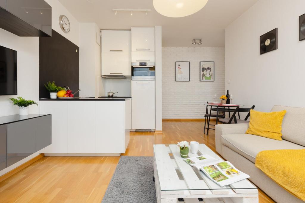 Kuchyňa alebo kuchynka v ubytovaní Warsaw Bemowo Modern Apartment Dywizjonu 303 by Noclegi Renters
