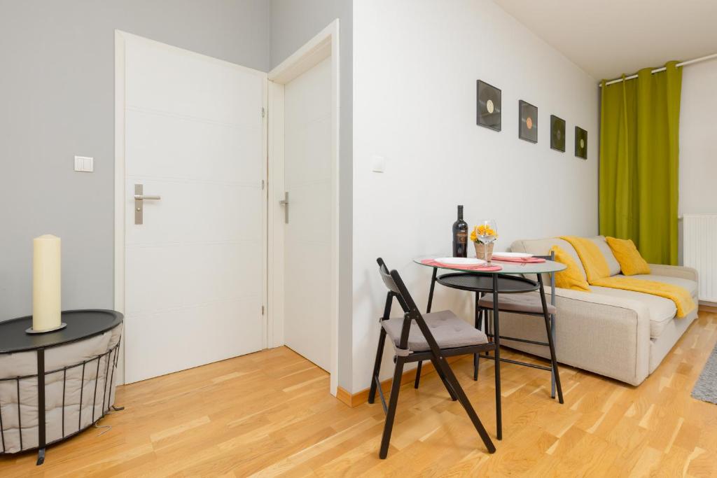 Posedenie v ubytovaní Warsaw Bemowo Modern Apartment Dywizjonu 303 by Noclegi Renters