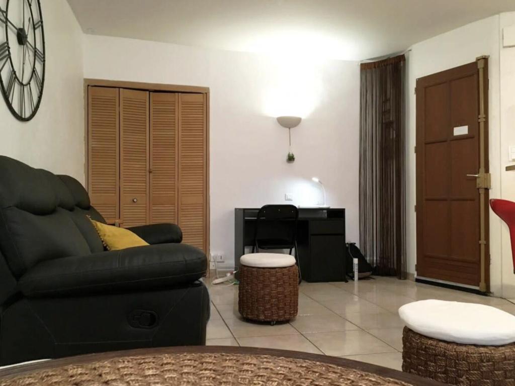 un salon avec un canapé noir et une table dans l'établissement C087-Comfortable apartment in the heart of Cannes, à Cannes