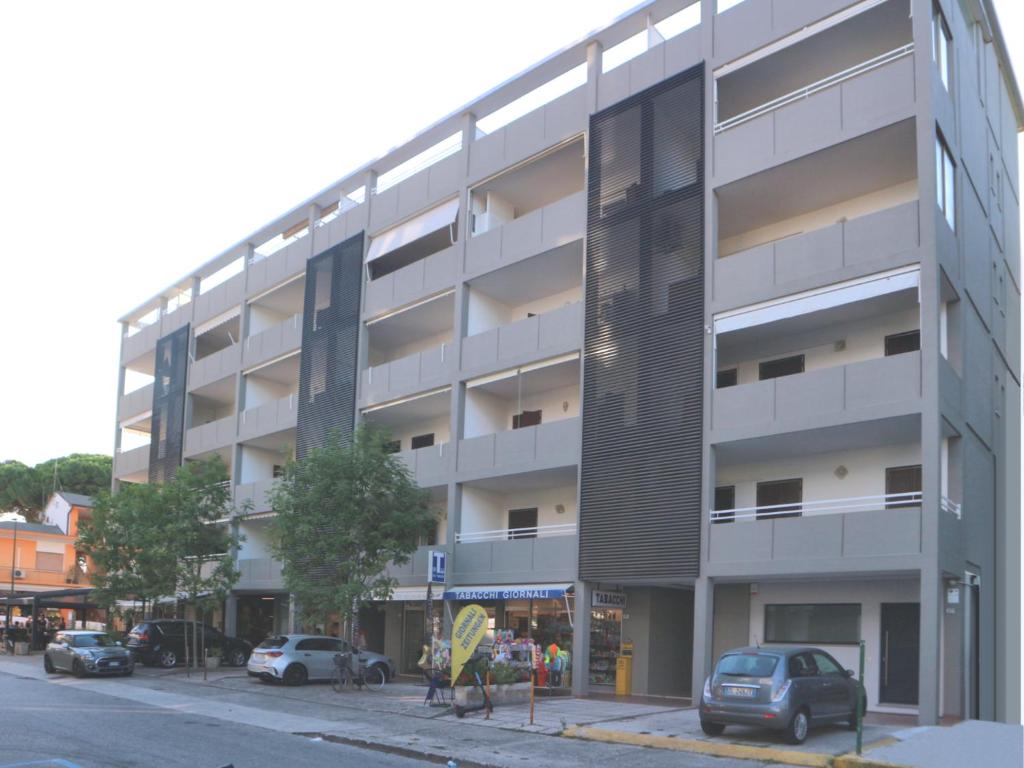 リニャーノ・サッビアドーロにあるMilano Sabbiadoroの通り側のアパートメントビル