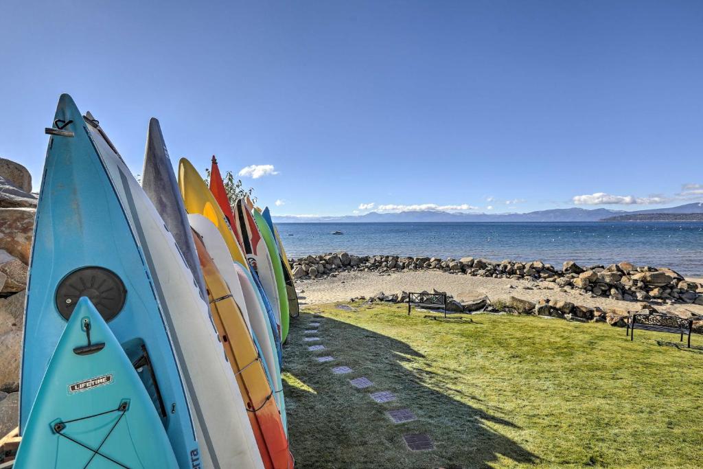 een rij surfplanken op een strand bij Comfy Lake Tahoe Condo with Private Beach Access! in Tahoe Vista
