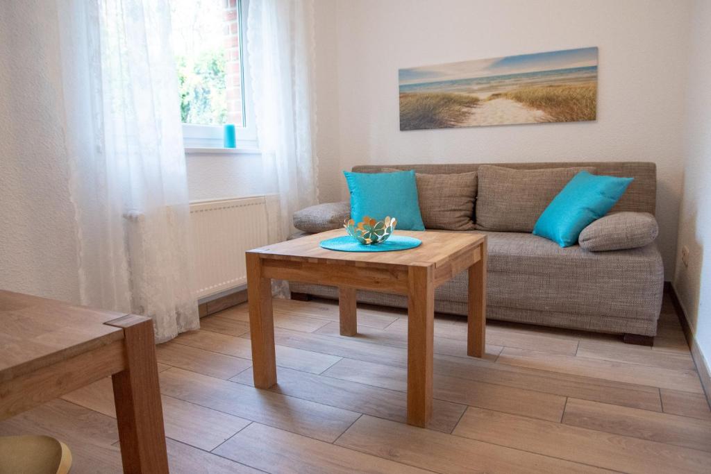 uma sala de estar com um sofá e uma mesa de centro em Haus Kirsten Haus Kirsten FeWo 1 em Duhnen