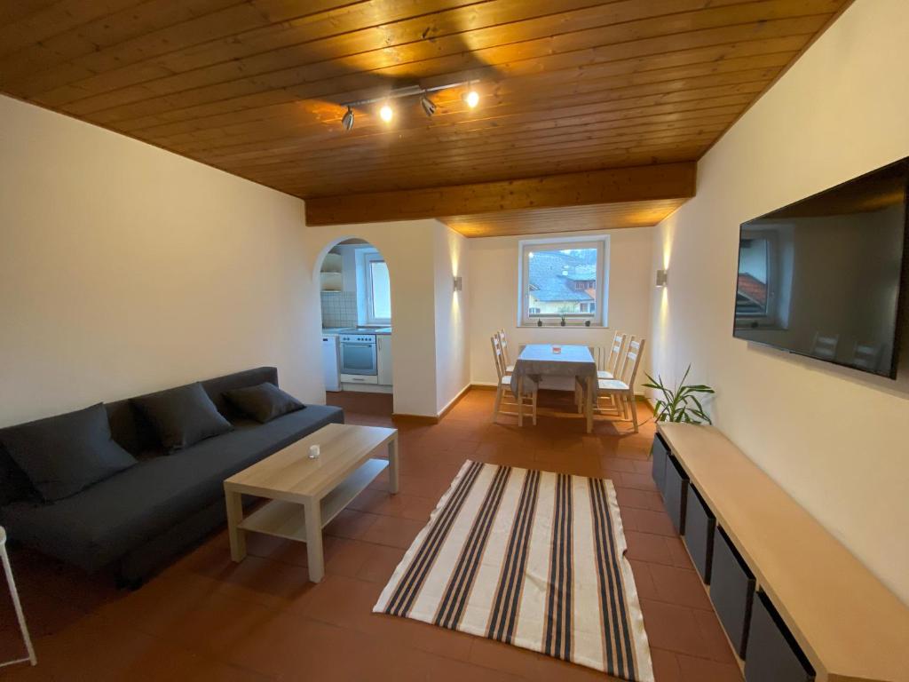 ein Wohnzimmer mit einem Sofa und einem Tisch in der Unterkunft Ferienwohnung Gangsteig in Grödig