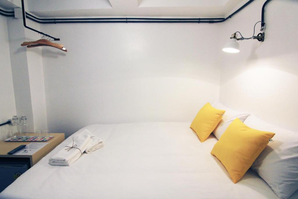 Postel nebo postele na pokoji v ubytování To Zleep Hotel Khaolak