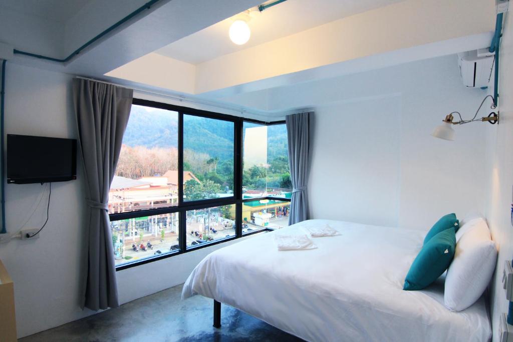 Postel nebo postele na pokoji v ubytování To Zleep Hotel Khaolak