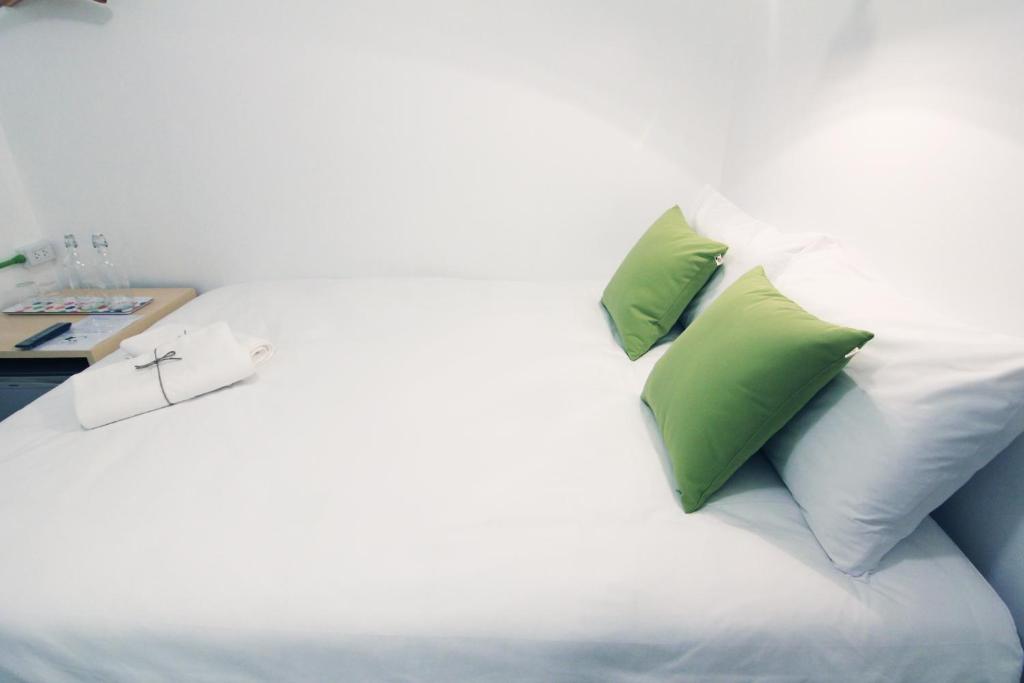 Postel nebo postele na pokoji v ubytování To Zleep Hotel Khaolak