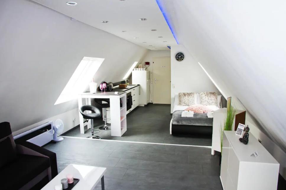 salon ze schodami, kanapą i biurkiem w obiekcie TRUTH Studio für 3 - Küche - Top Internet - Parkplatz - Modern w Dortmundzie