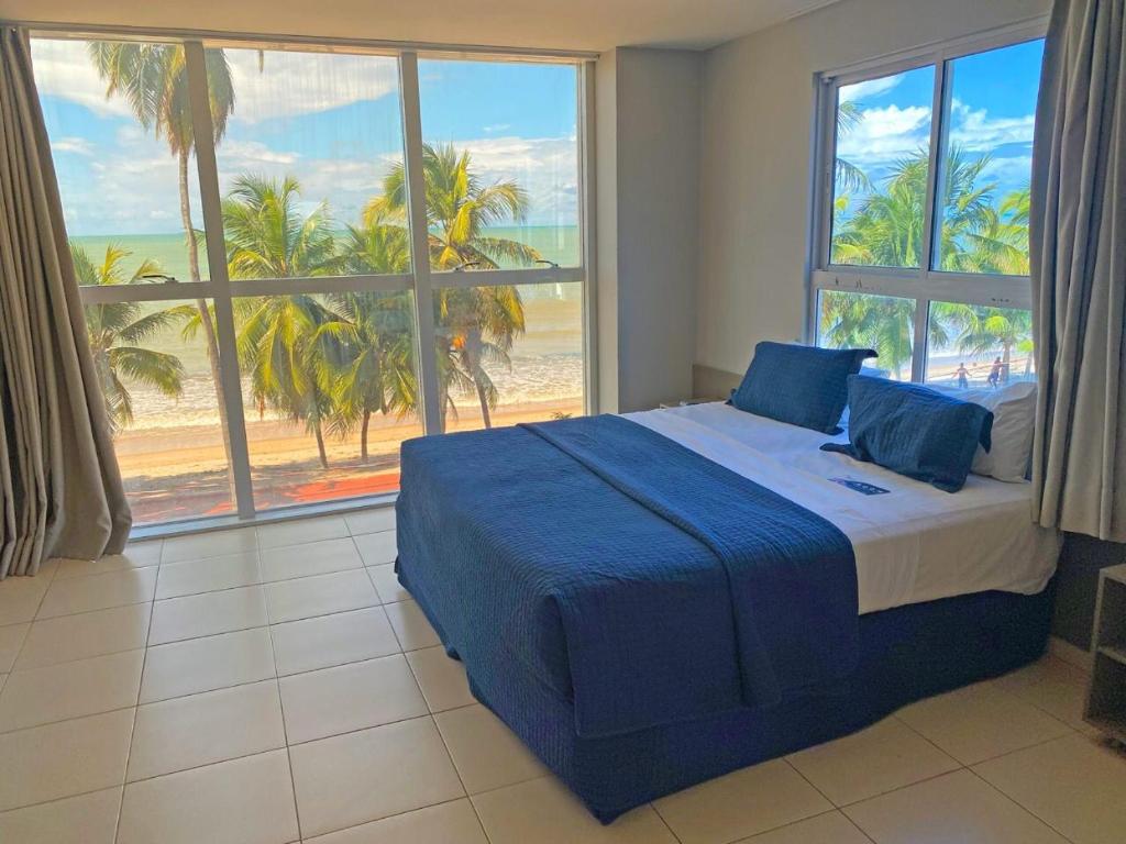 1 dormitorio con 1 cama y vistas a la playa en Flat Beira Mar do Cabo Branco Quarto com linda vista para o mar, en João Pessoa