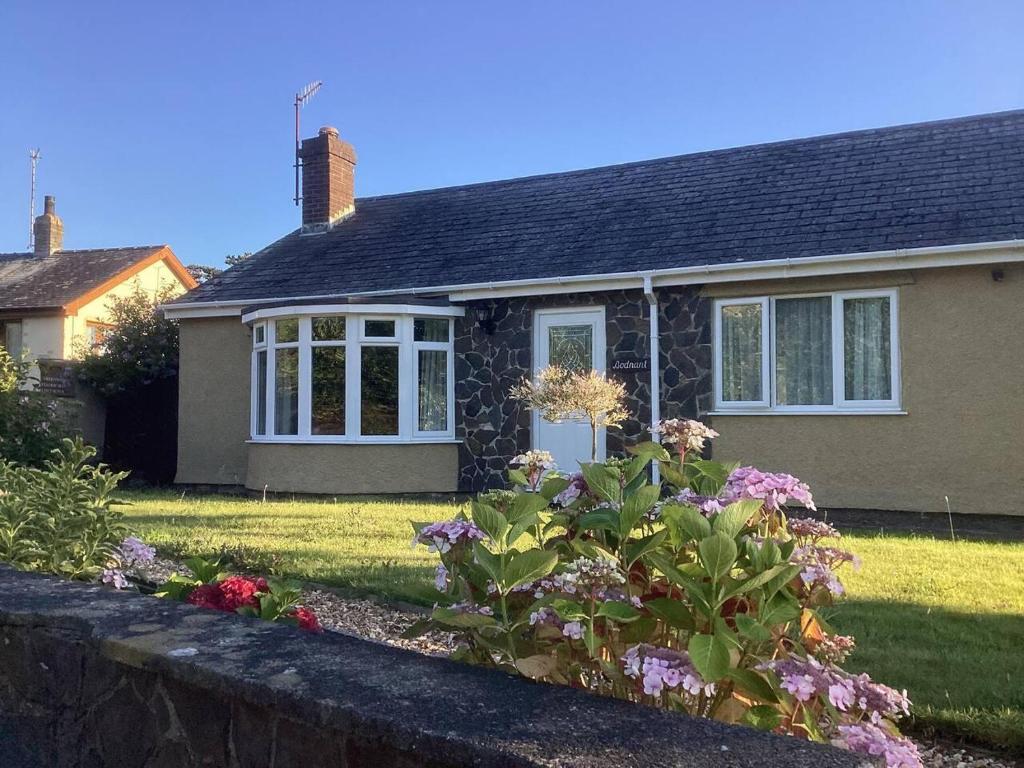 Bungalow by the beach sleeps 6 Snowdonia Wales, Llwyngwril (updated
