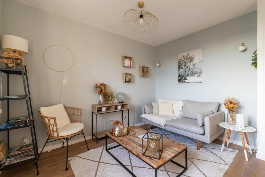 un salon avec un canapé et une table dans l'établissement Cocoon Malouin - à proximité de la plage, à Saint-Malo