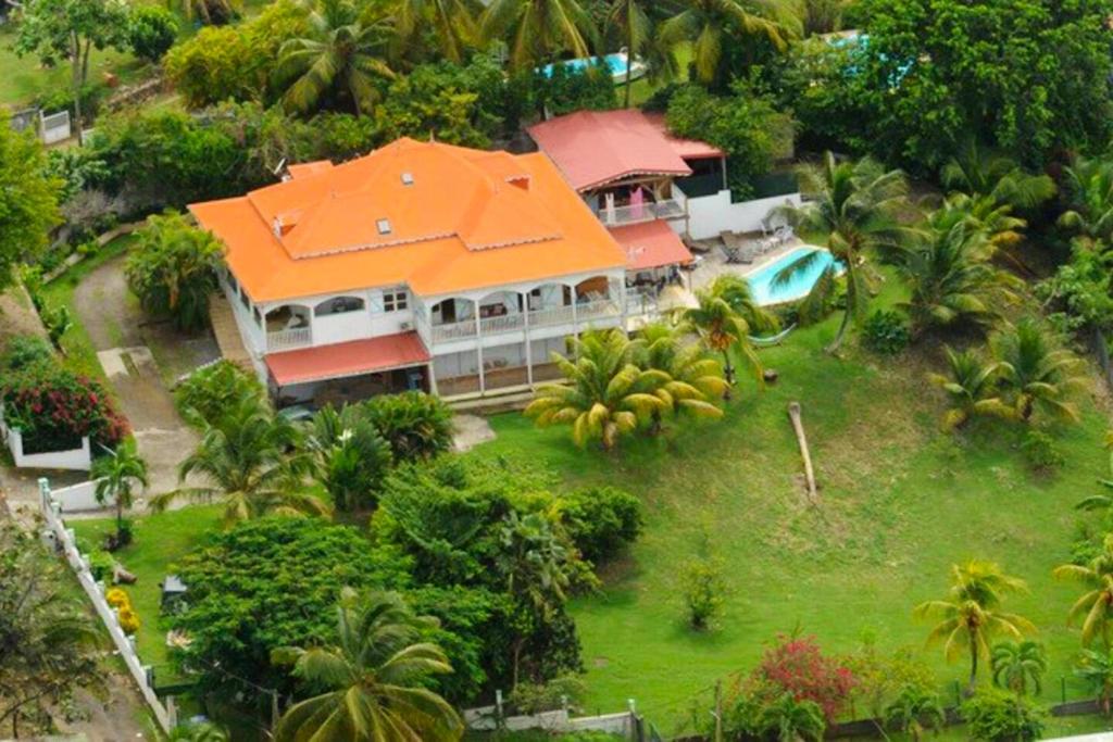 uma vista aérea de uma casa com um telhado laranja em Appartement de 4 chambres avec piscine partagee jardin clos et wifi a Le Gosier a 1 km de la plage em Le Gosier