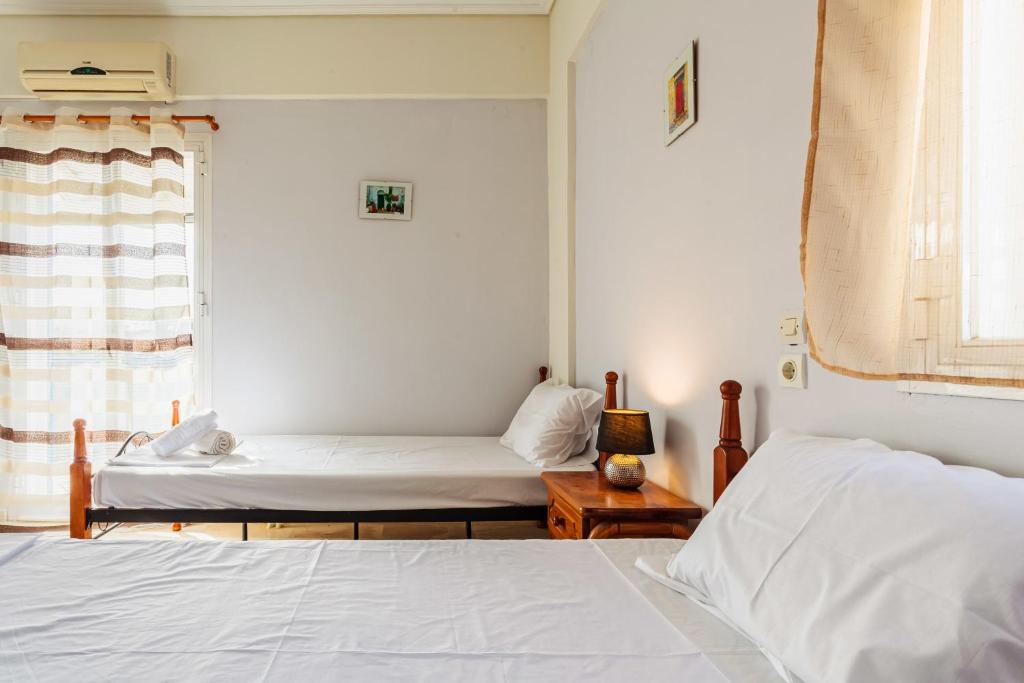 Posteľ alebo postele v izbe v ubytovaní Koroni Seaview Retreats - Summer Escape Lodgings