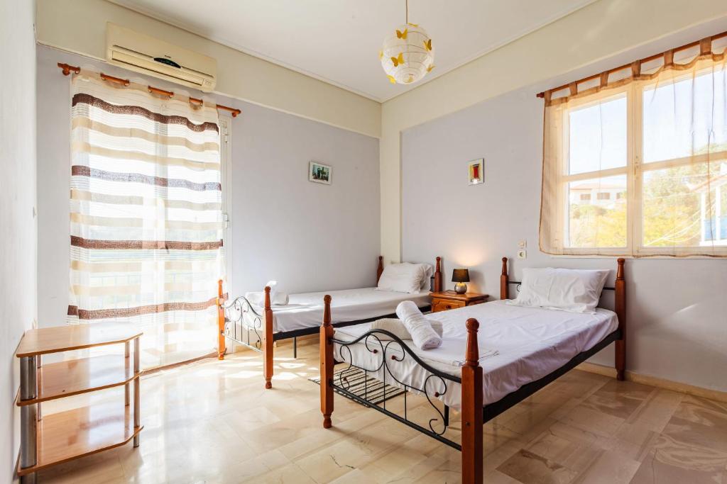 Posteľ alebo postele v izbe v ubytovaní Koroni Seaview Retreats - Summer Escape Lodgings