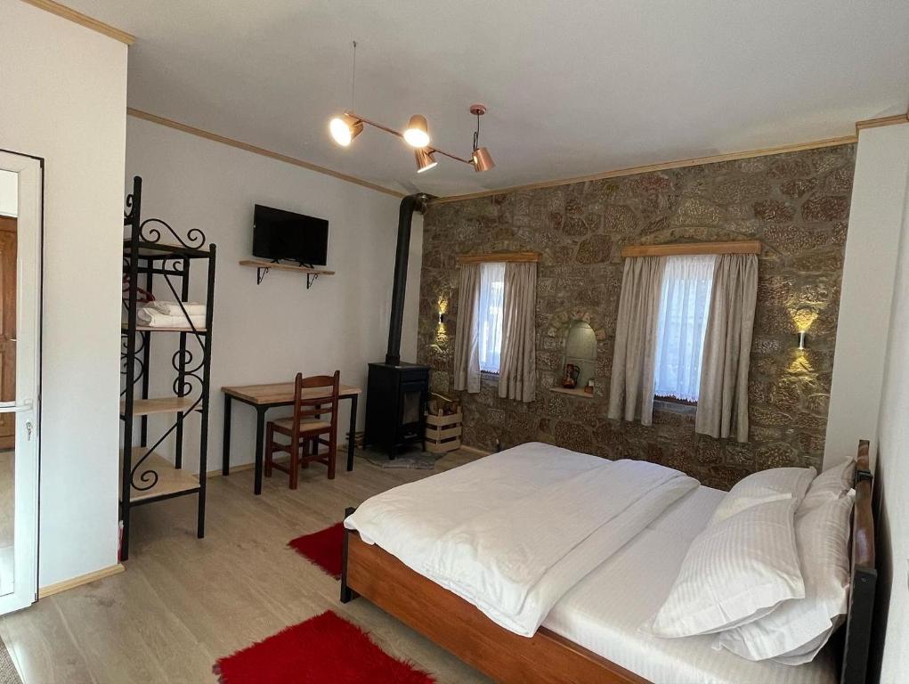 Postel nebo postele na pokoji v ubytování Bujtina Liana Voskopoje