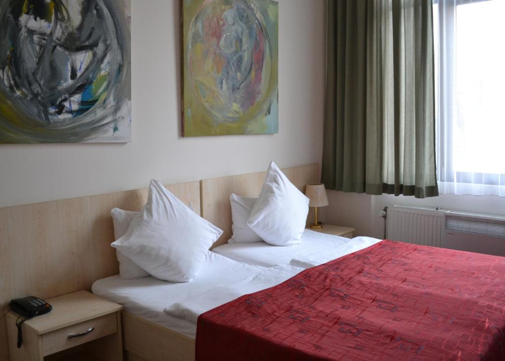 Postel nebo postele na pokoji v ubytování Berlin ART Hotel