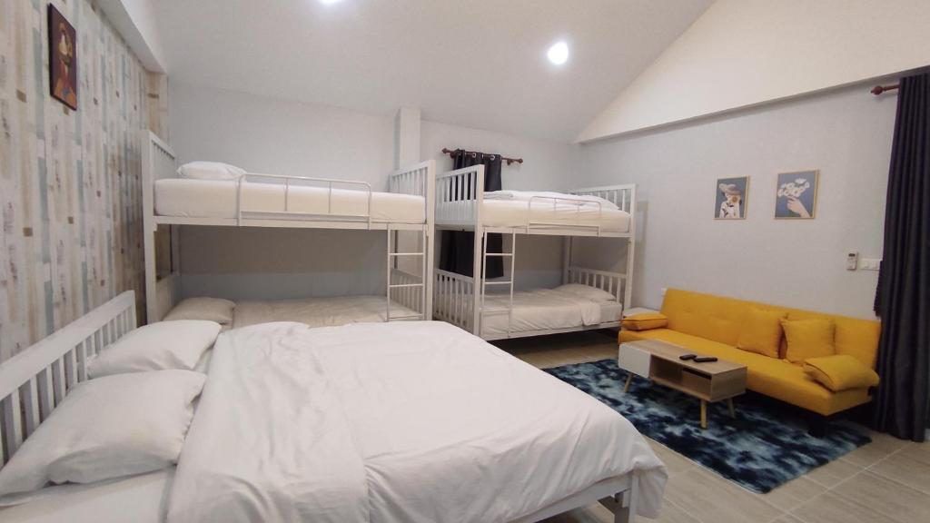 Postel nebo postele na pokoji v ubytování บ้านไร่โฮมเทล ณ ปากช่อง