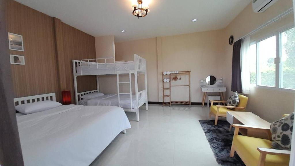 Postel nebo postele na pokoji v ubytování บ้านไร่โฮมเทล ณ ปากช่อง