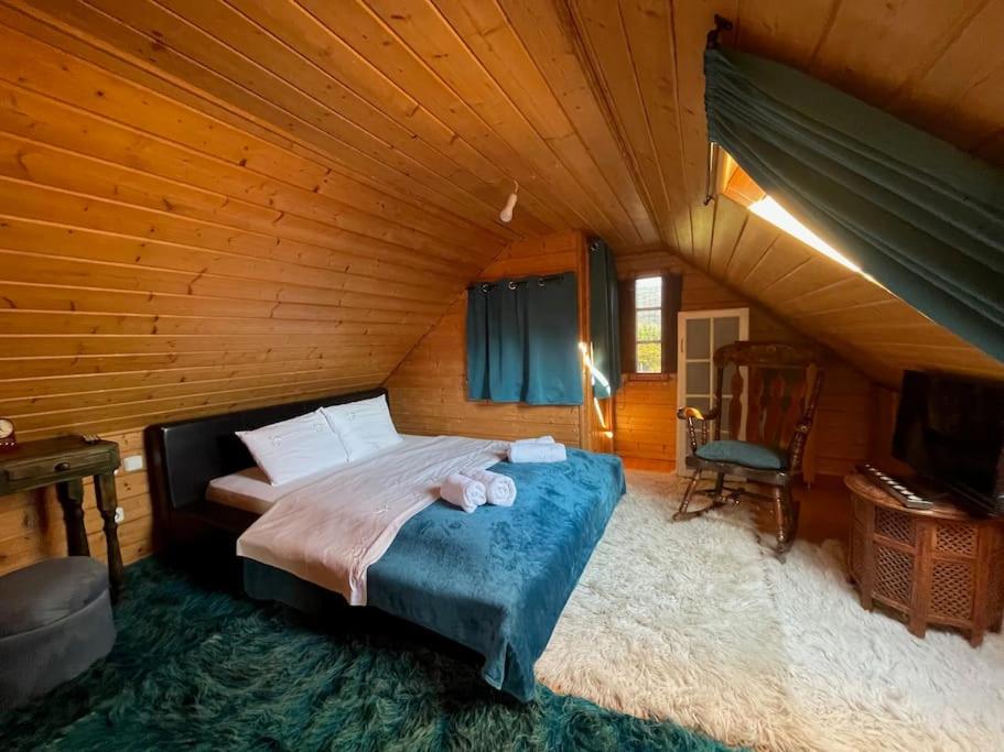 1 dormitorio con 1 cama en una habitación de madera en Chalet Επισκοπικό Ιωάννινα Ξύλινο σπίτι σε κτήμα 