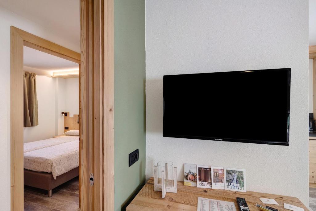Televízia a/alebo spoločenská miestnosť v ubytovaní Petalo Rosina's Home
