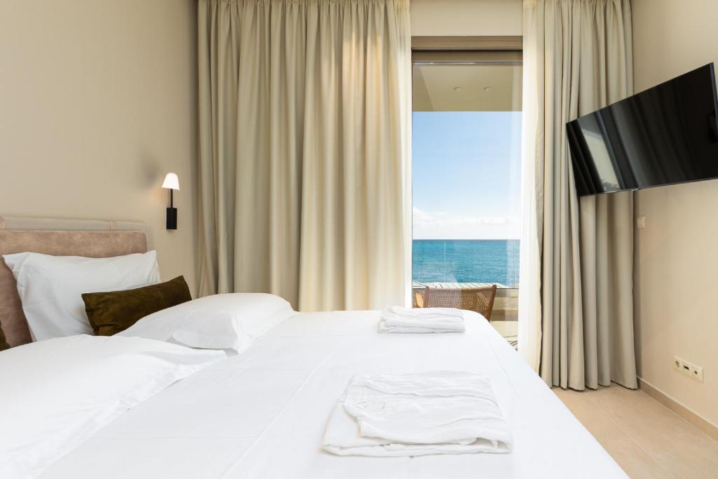Posteľ alebo postele v izbe v ubytovaní KALES SEA VIEW SUITES