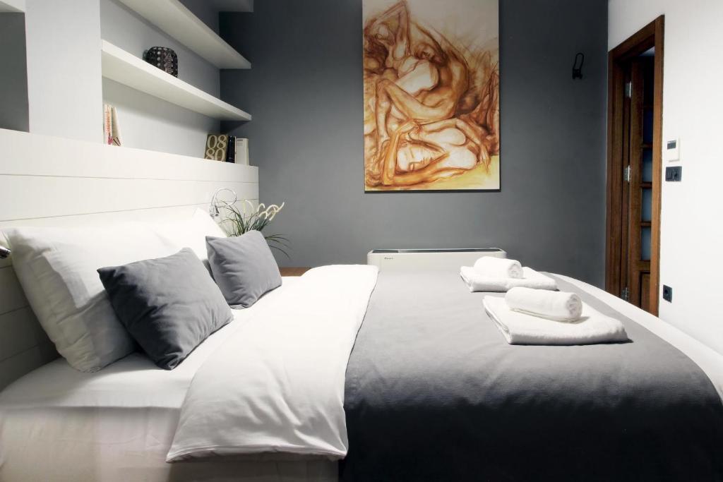 Cama o camas de una habitación en La Casa Pera Suites
