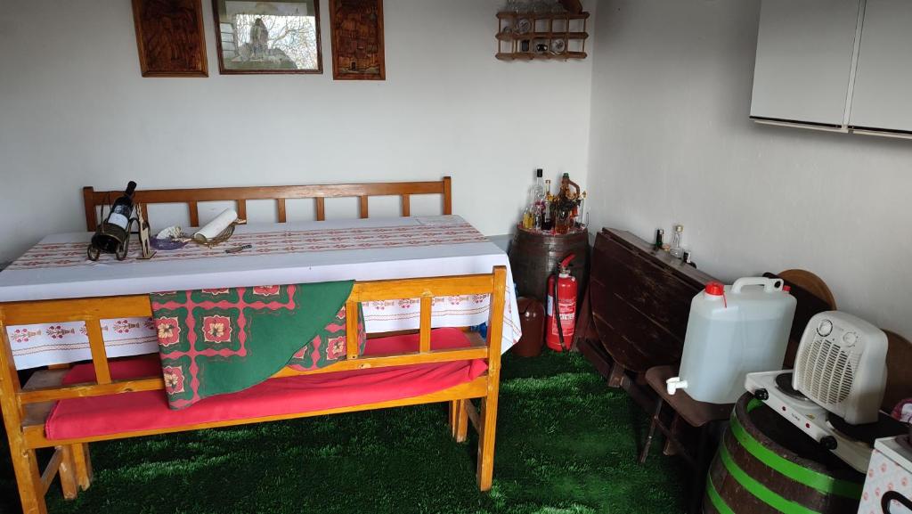 een bed in een kamer met groen gras bij Robinzonski smjestaj BB-HILL in Zabok