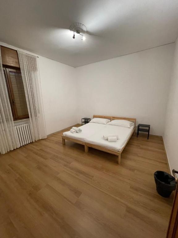 Łóżko lub łóżka w pokoju w obiekcie Appartamento lazise