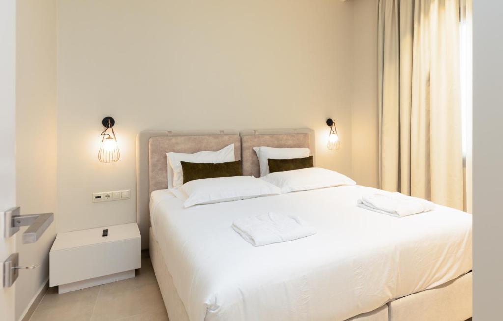 Posteľ alebo postele v izbe v ubytovaní KALES SEA VIEW SUITES