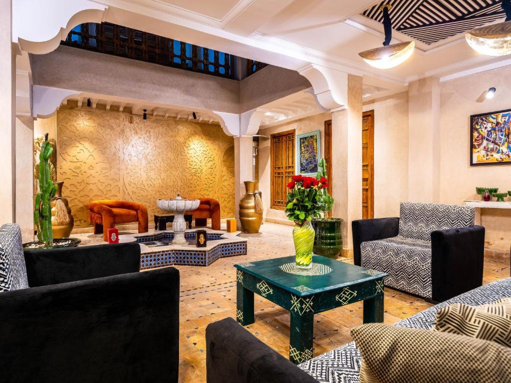 een woonkamer met banken en een tafel bij Riad La Croix Berbere De Luxe in Marrakesh