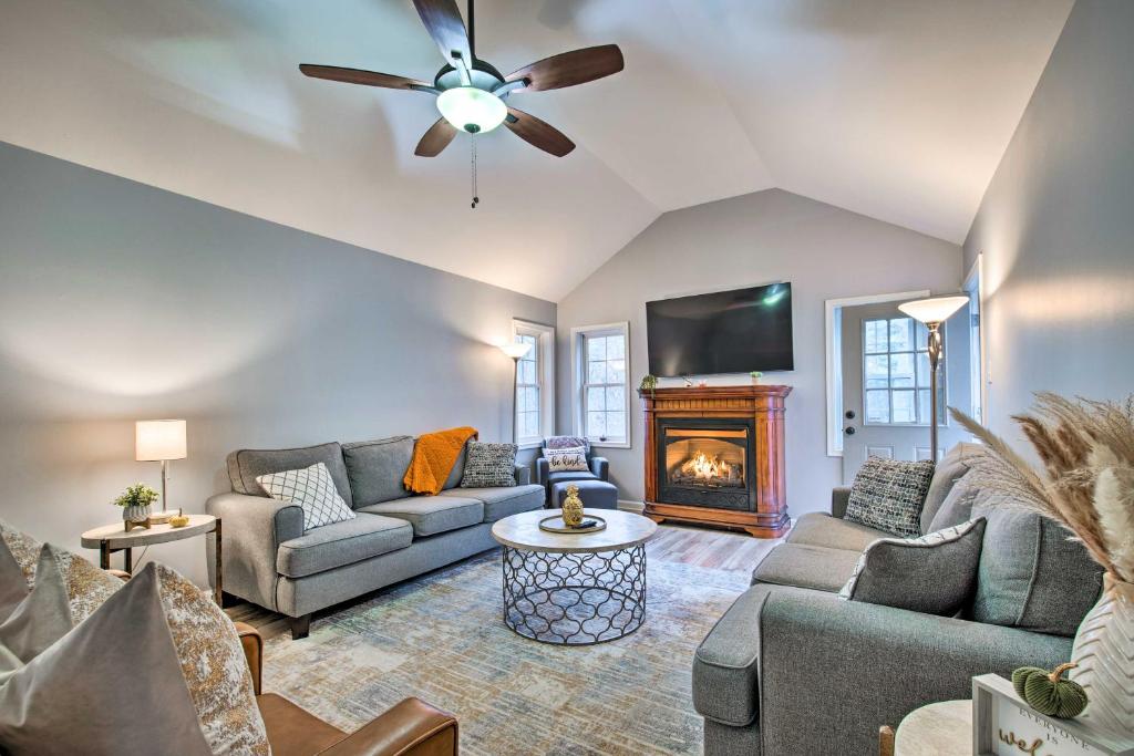 ein Wohnzimmer mit einem Sofa und einem Kamin in der Unterkunft Beautiful Pocono Lake Cottage with Game Room! in Pocono Lake