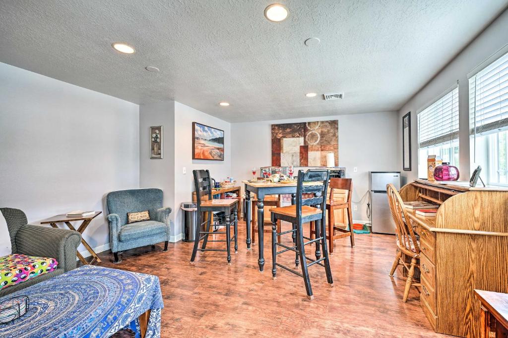 Posezení v ubytování Springfield Apt with Deck and Central Location!