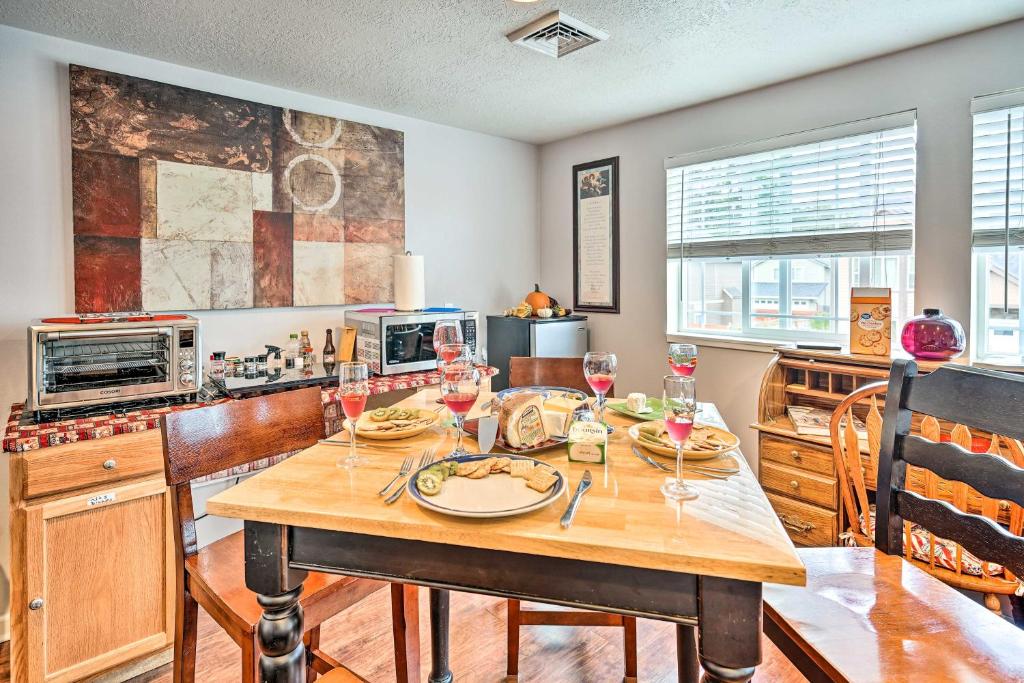 Kuchyň nebo kuchyňský kout v ubytování Springfield Apt with Deck and Central Location!