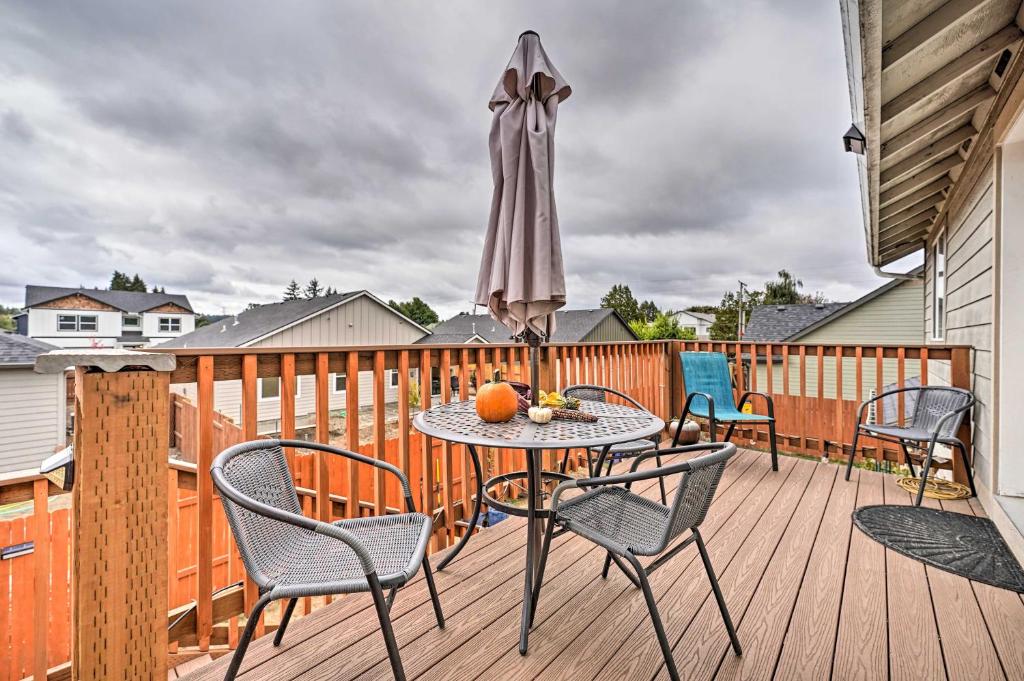 Balkón nebo terasa v ubytování Springfield Apt with Deck and Central Location!