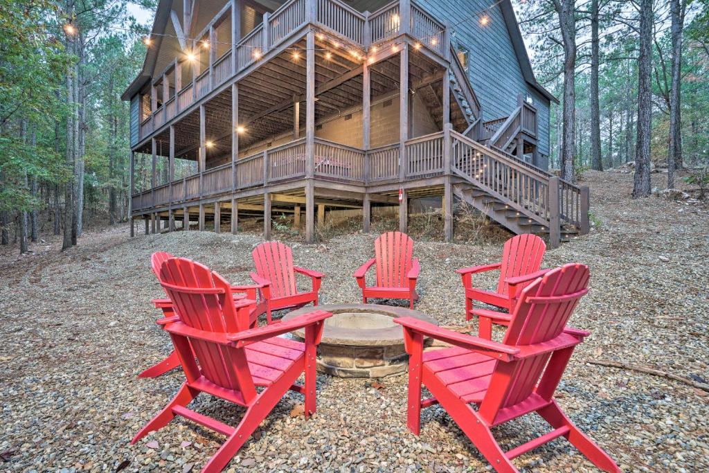 Broken Bow Cabin Deck with Hot Tub and Pool Table!, Broken Bow (updated